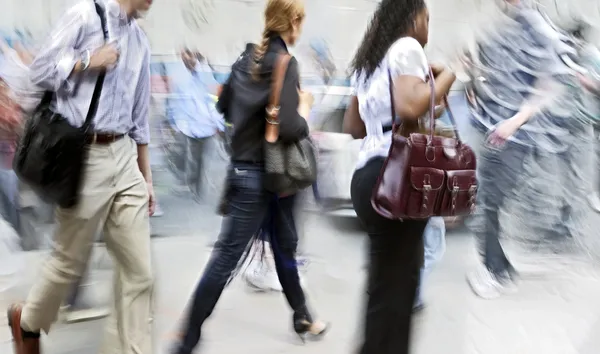 Movimento turvo pessoas de negócios andando na rua — Fotografia de Stock