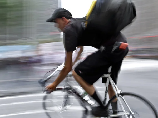 Verzending met fiets in de stad — Stockfoto