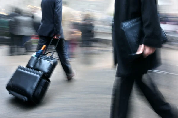 Movimento sfocato uomini d'affari che camminano per strada — Foto Stock