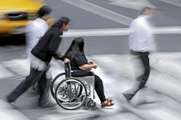 Disabili in una strada della città — Foto Stock