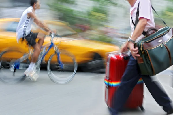 Beweging wazig mensen uit het bedrijfsleven lopen op de straat — Stockfoto