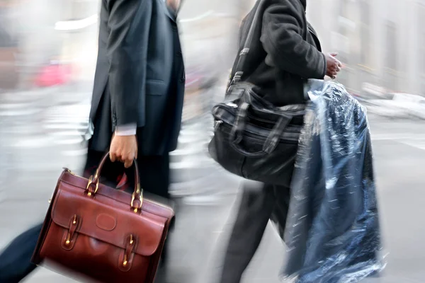 Movimento sfocato uomini d'affari che camminano per strada — Foto Stock