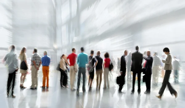 Groupe de personnes dans le lobby centre d'affaires — Photo