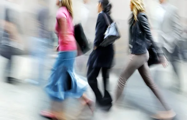 Movimiento borrosa gente de negocios caminando por la calle — Foto de Stock