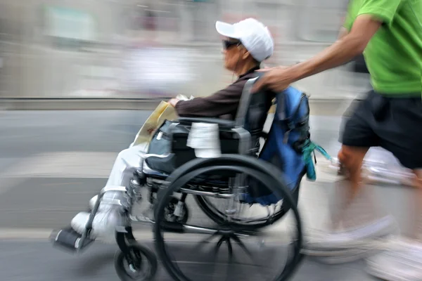 Disabili in una strada della città — Foto Stock