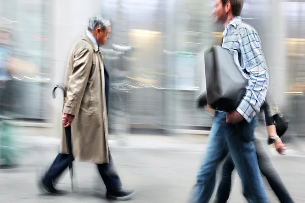 Mensen winkelen in de stad — Stockfoto