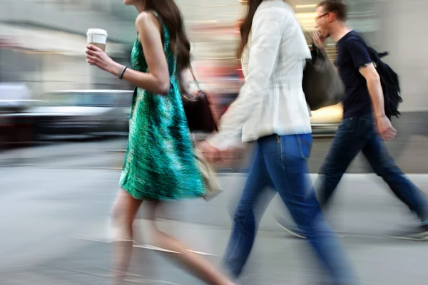 Menschen kaufen in der Stadt ein — Stockfoto