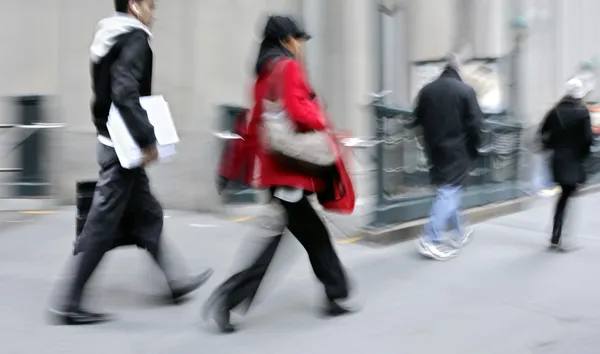 Beweging wazig mensen uit het bedrijfsleven lopen op de straat — Stockfoto