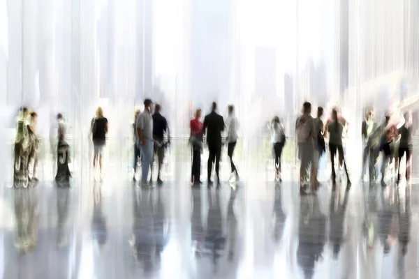 Grupo de personas en el centro de negocios vestíbulo — Foto de Stock