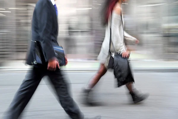 Movimento sfocato uomini d'affari che camminano per strada — Foto Stock