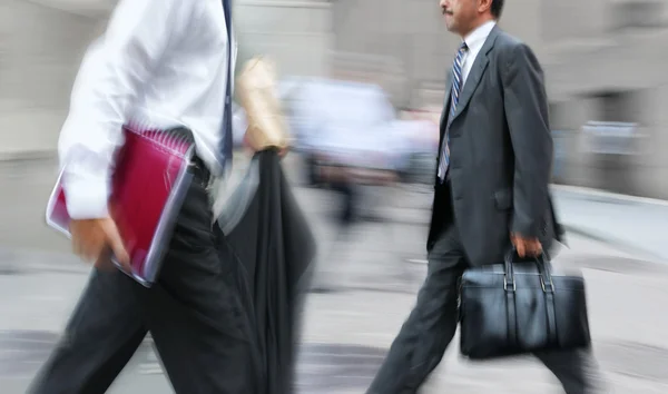 Beweging wazig mensen uit het bedrijfsleven lopen op de straat — Stockfoto