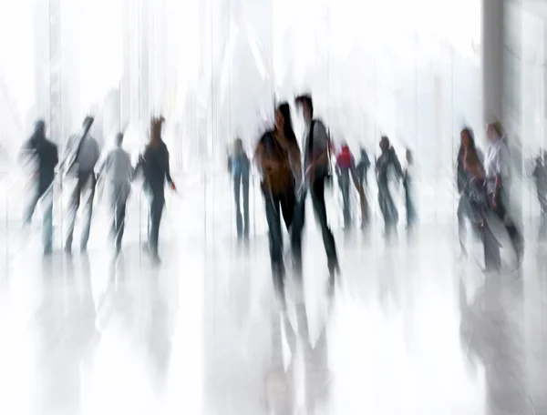 Skupina lidí v centru obchodní haly — Stock fotografie