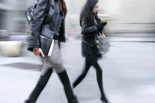 Beweging wazig mensen uit het bedrijfsleven lopen op de straat — Stockfoto