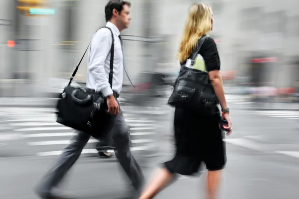 Κίνηση θολή επιχειρηματική τους ανθρώπους που περπατούν στο δρόμο — Φωτογραφία Αρχείου
