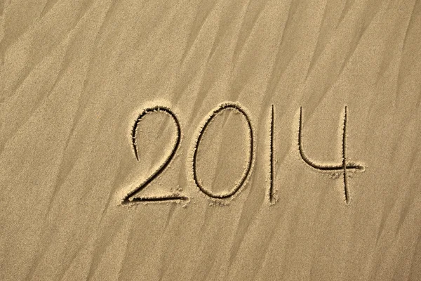 2014 año escrito en la playa de arena — Foto de Stock