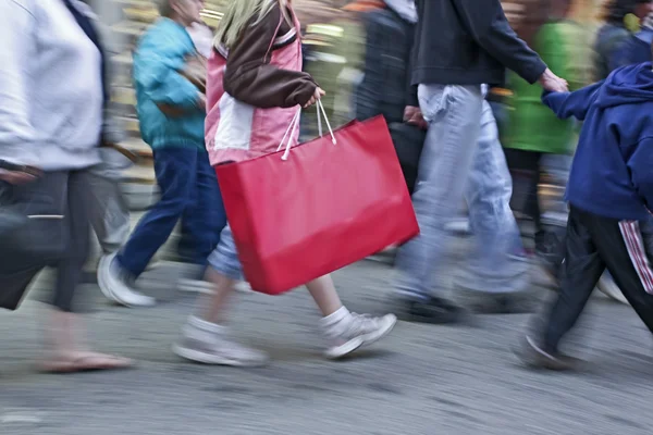 Pessoas que fazem compras na cidade — Fotografia de Stock