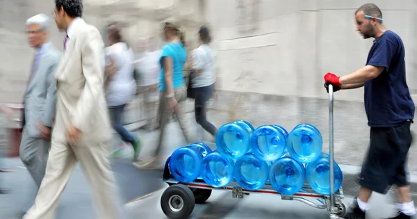 Agua de entrega con dolly — Foto de Stock