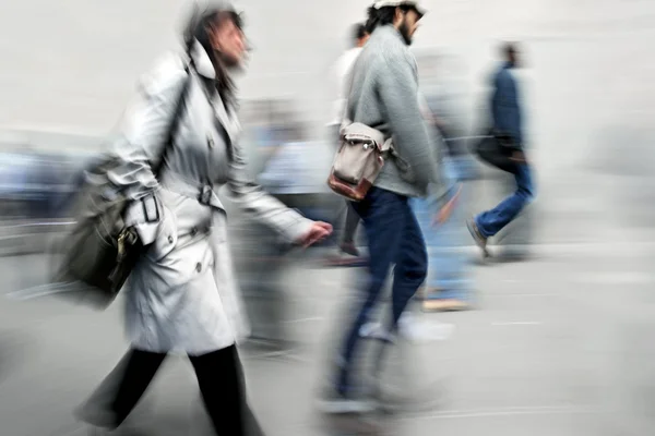 Movimento turvo pessoas de negócios andando na rua — Fotografia de Stock