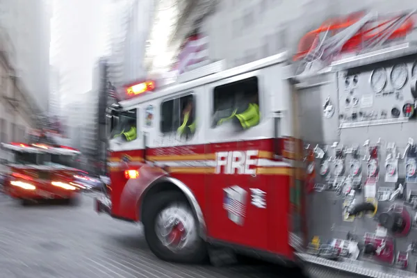 Bomberos y bomberos brigada en la ciudad —  Fotos de Stock