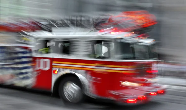 Bomberos y bomberos brigada en la ciudad —  Fotos de Stock