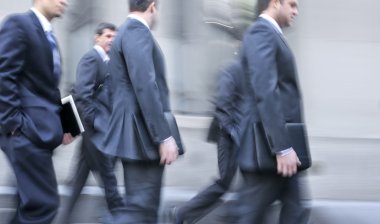 hareketli iş insanlar sokakta yürürken bulanık