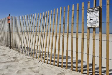 Sahilde uyarı işareti