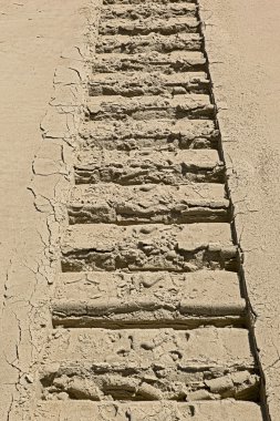 lastik izleri bir plajda