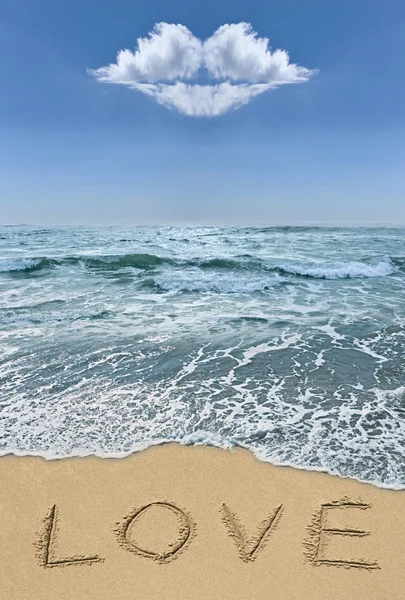Znamení lásky na pláži s mrak v podobě polibku — Stock fotografie