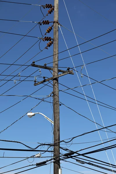 Líneas eléctricas cruzando —  Fotos de Stock