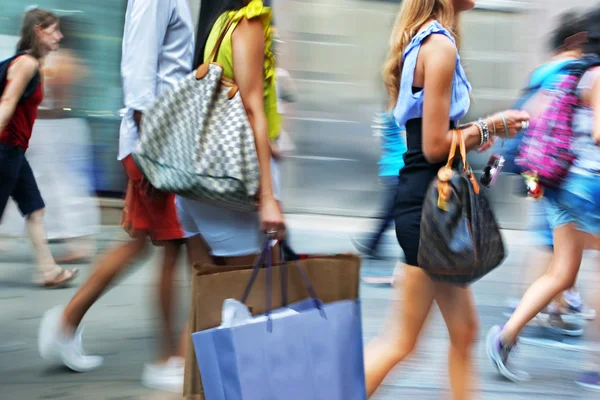 Pessoas que fazem compras na cidade — Fotografia de Stock