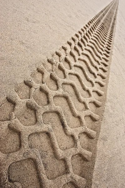 Huellas de neumáticos en una playa — Foto de Stock