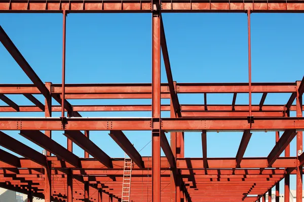 Stålbalkar mot den blå himlen. — Stockfoto