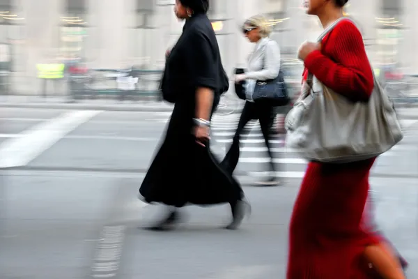 街中で買い物をしていると — ストック写真