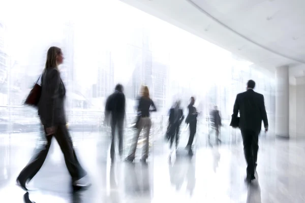 Grupo de personas en el centro de negocios vestíbulo — Foto de Stock