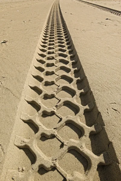 Huellas de neumáticos en una playa — Foto de Stock