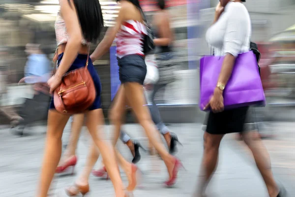 Persone che fanno shopping in città — Foto Stock