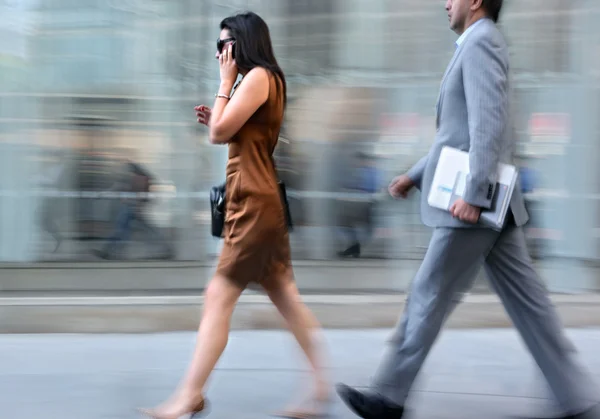 Bewegung verschwommen Geschäftsleute auf der Straße — Stockfoto