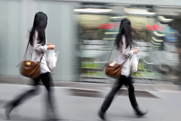 Menschen kaufen in der Stadt ein — Stockfoto