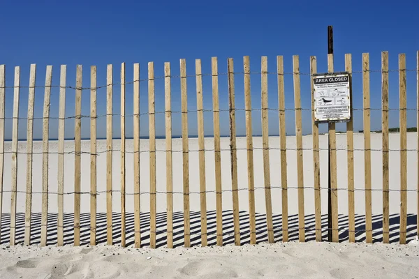 Warning sign on the beach — Stock Photo, Image