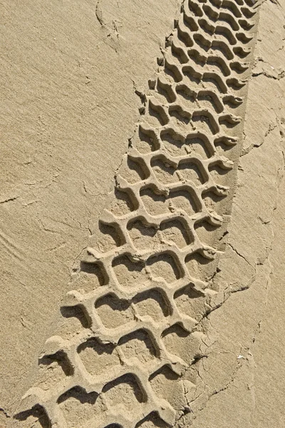 Huellas de neumáticos en una playa — Foto de Stock