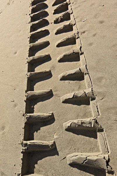 Tire tracks on a beach — Stock Photo, Image