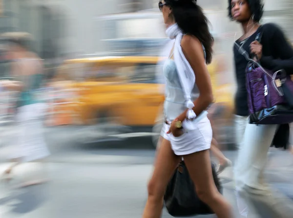 Pessoas que fazem compras na cidade — Fotografia de Stock