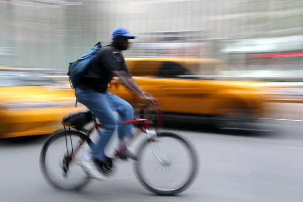 Transporte com bicicleta na cidade — Fotografia de Stock