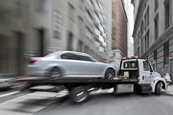 Abschleppwagen bringt das beschädigte Fahrzeug — Stockfoto