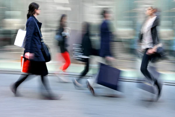 Pessoas que fazem compras na cidade — Fotografia de Stock