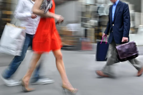 Pessoas que fazem compras na cidade — Fotografia de Stock