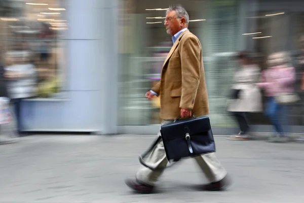 Affari Gente che cammina per strada — Foto Stock