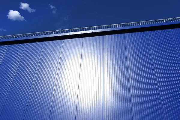 Muro blu di un edificio con recinzione — Foto Stock