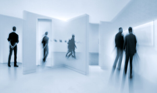 люди в центре художественной галереи
