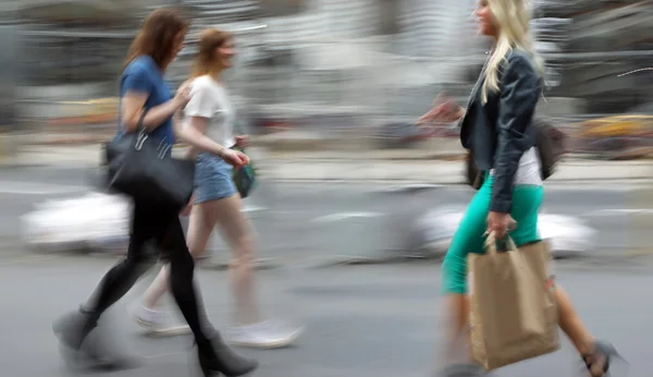 People shopping in the city — Stock Photo, Image